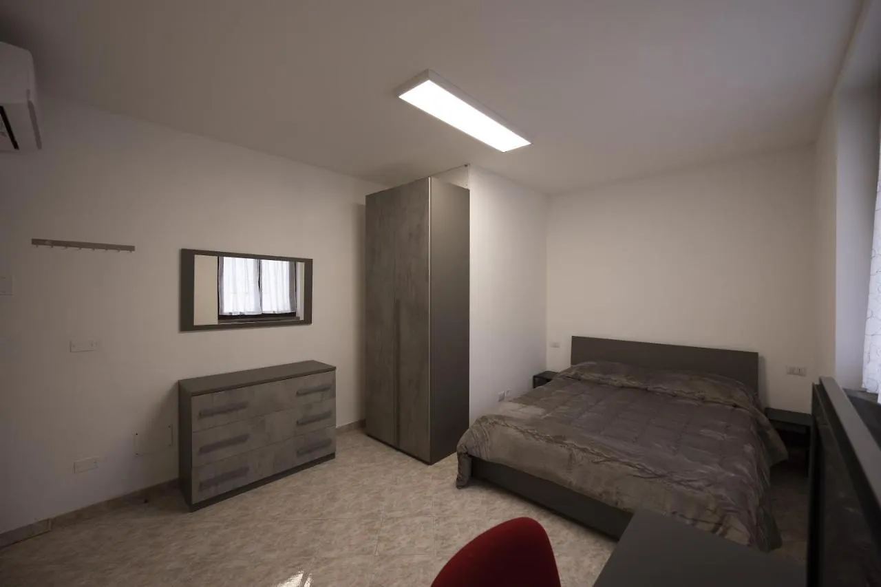 Placido'S B&B Rho 0*,  Italien